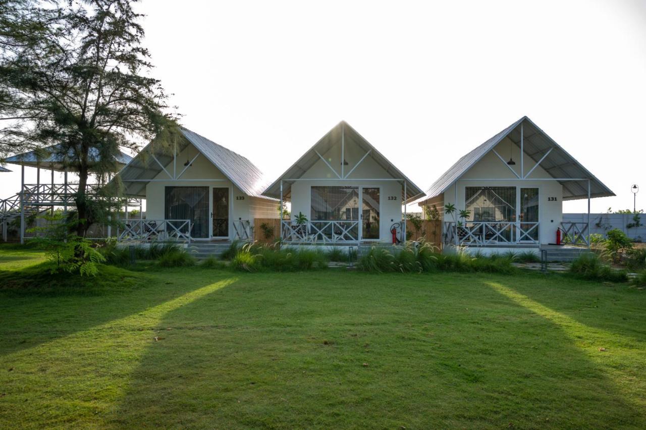 Praveg Beach Resort Daman Lighthouse Beach Luaran gambar